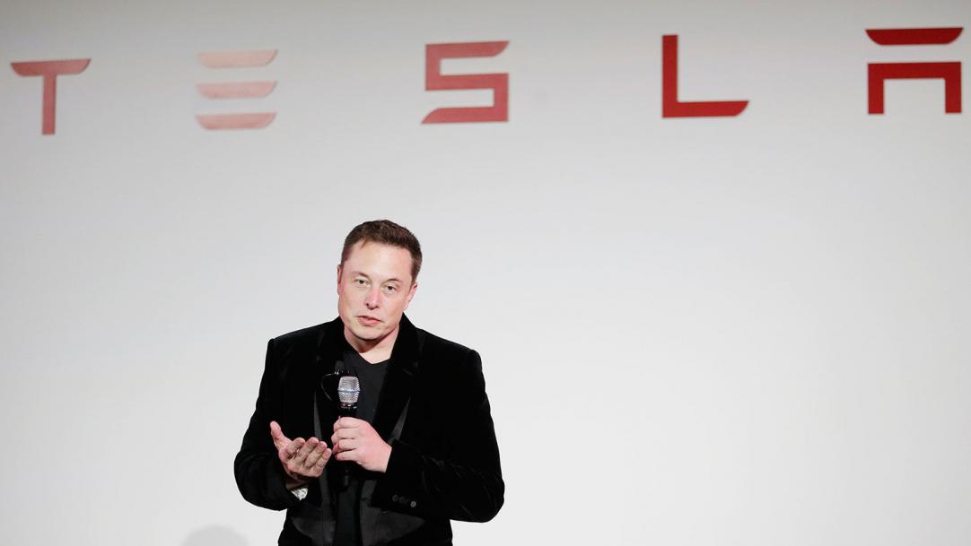 Акции Tesla упали на 15 % после участия Илона Маска в субботнем телешоу