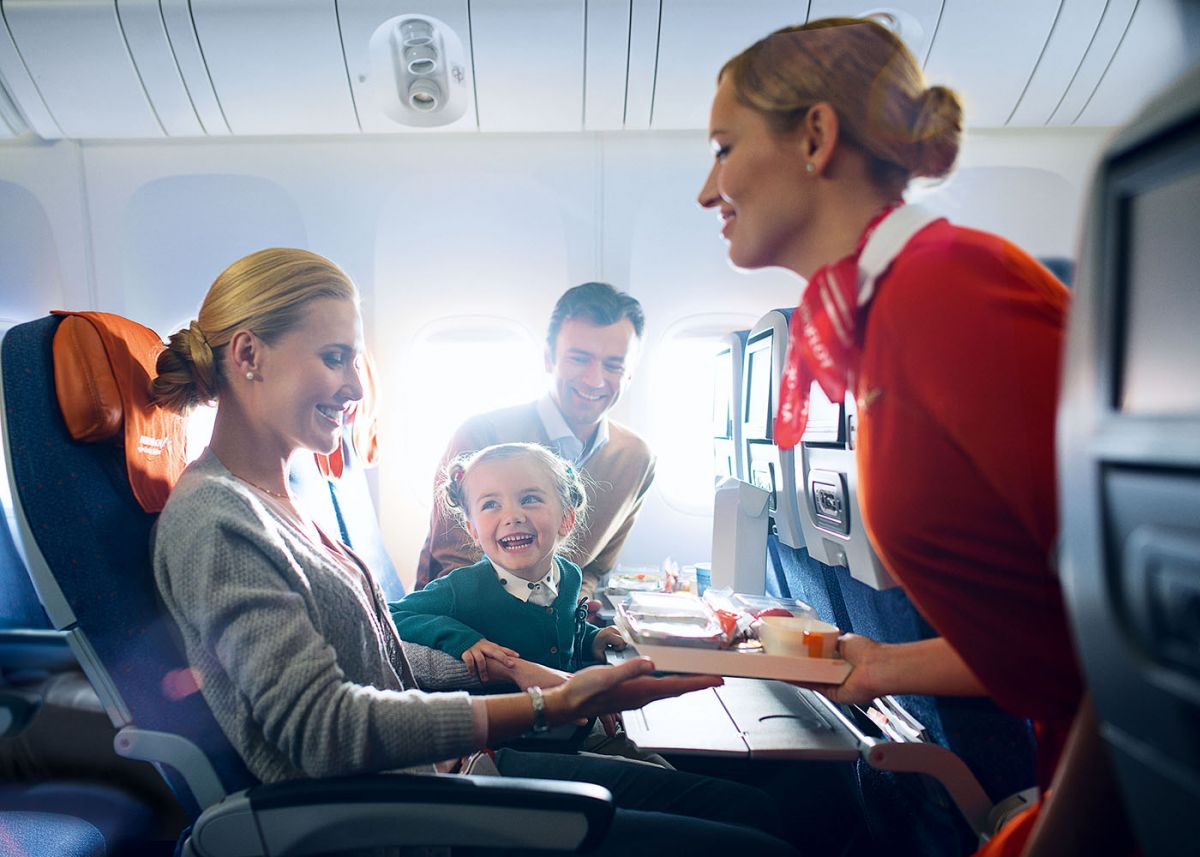 Вода в самолете аэрофлот. Аэрофлот пассажиры. Пассажиры с детьми на борту Аэрофлот. Стюардесса бизнес-класса. Стюардесса Аэрофлота и пассажиры.
