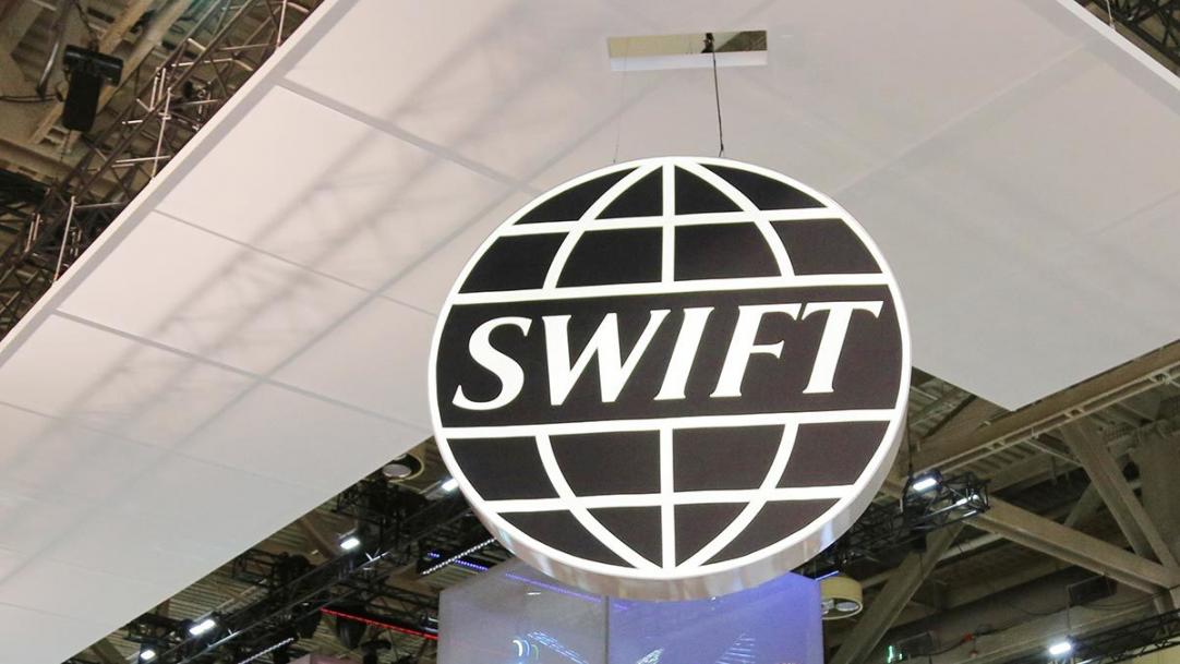 Мнение: вероятное отключение России от SWIFT не смертельно