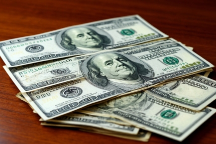 В обменниках исчезают новые доллары и с осени ситуация может выйти из-под контроля