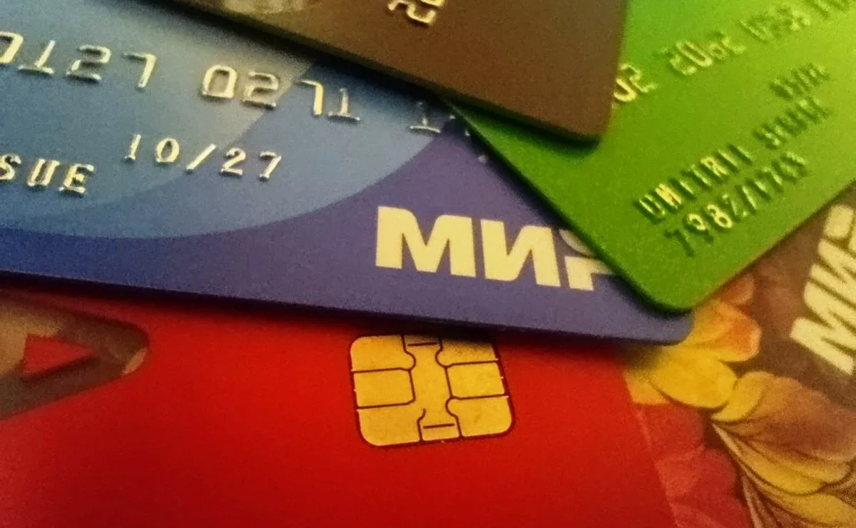 Почему пенсионерам выгоднее иметь отдельную карту для пенсии, чем пользоваться общей