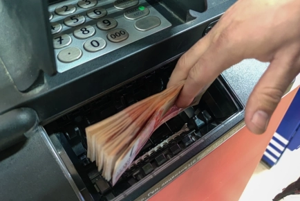 Эксперт предложил сократить лимит банковских карт