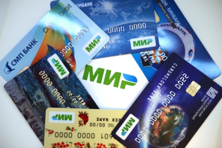 Новый порядок контроля переводов по картам МИР и рост жалоб на банки